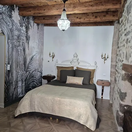 Meuble De Caractere La Jeune Fille A La Perle * Le Puy-en-Velay
