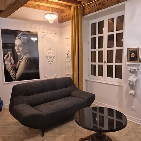 Meuble De Caractere La Jeune Fille A La Perle Le Puy-en-Velay
